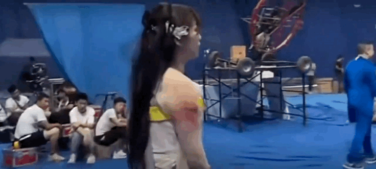 完全止不住了，王鹤棣过往对虞书欣、沈月等人的诸多“开玩笑”动作，都被重新翻出来了
