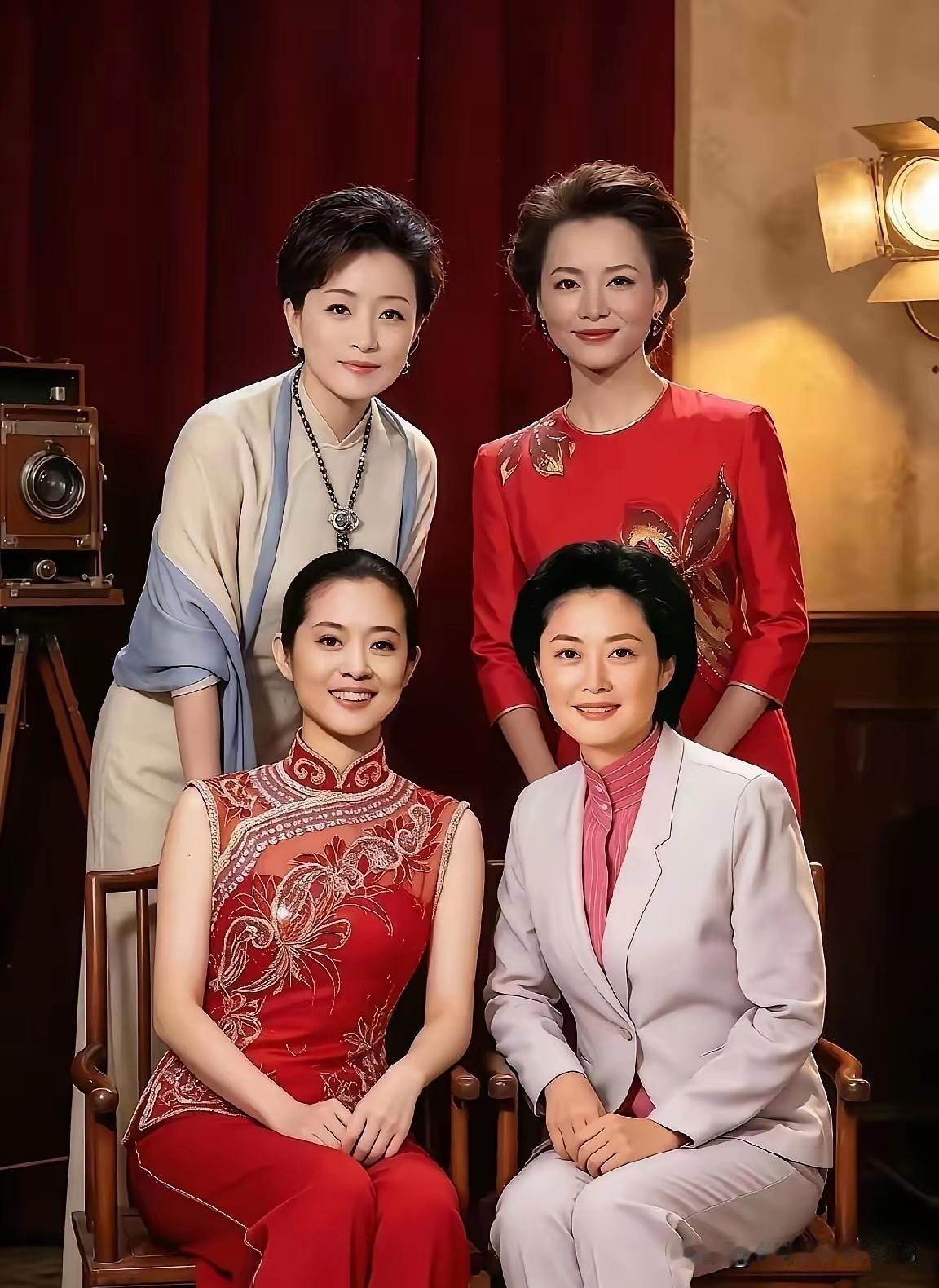 这张合照太养眼了，四位央视名嘴，个个都是腹有诗书的才女。倪萍温婉大气，自带一