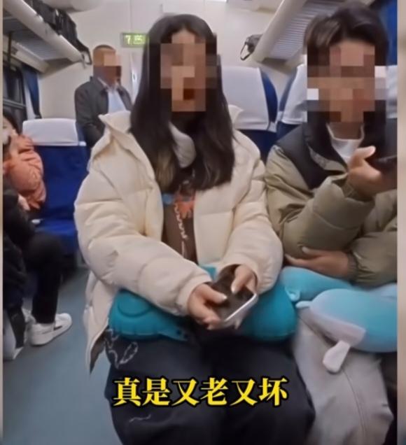 江苏徐州戴先生乘坐开往南京的列车身边一对老年夫妇将两大袋物品挤满小桌过道，对面靠