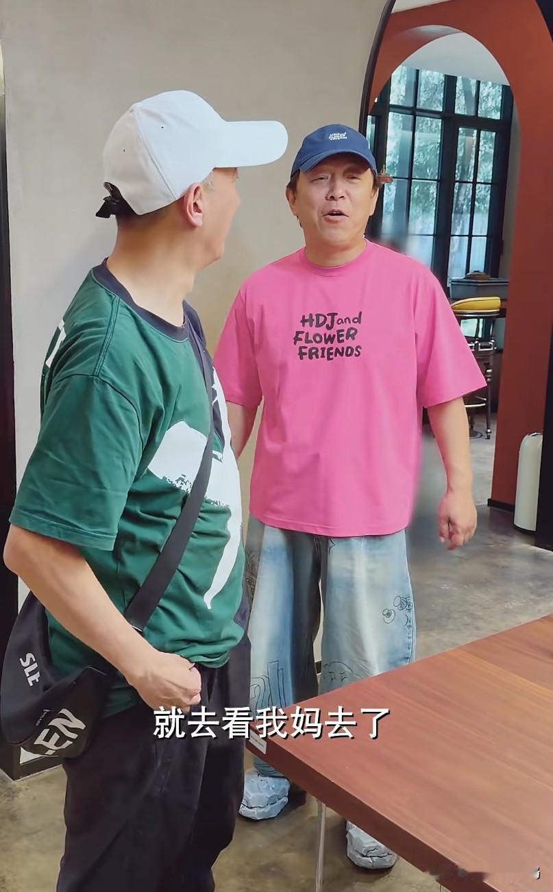 黄渤和30年发小出国旅游回来，笑着就沉默了，“我们一直玩的发小，去世了。”1