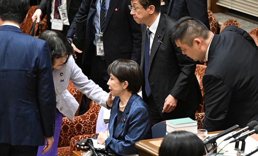 【高市早苗突然身体不适，众人立刻围上去】高市早苗的身体开始吃不消了，在3月1