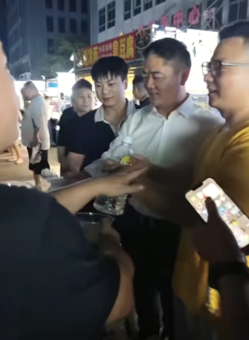 刘强东：不是高端局就是街边撸串！和兄弟们撸串拼酒才是最快乐的！刘强东在宿迁老