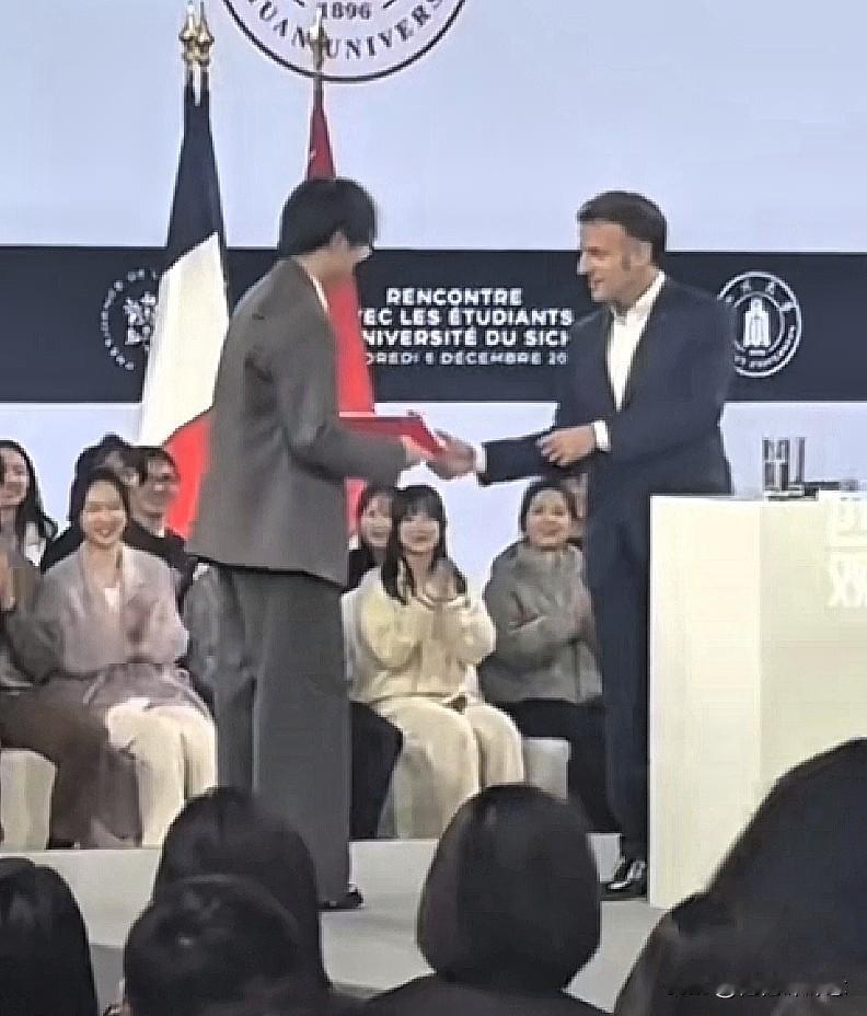 12月5日，法国总统马克龙在四川大学与学子交流。互动环节结束后，大三学生易陈