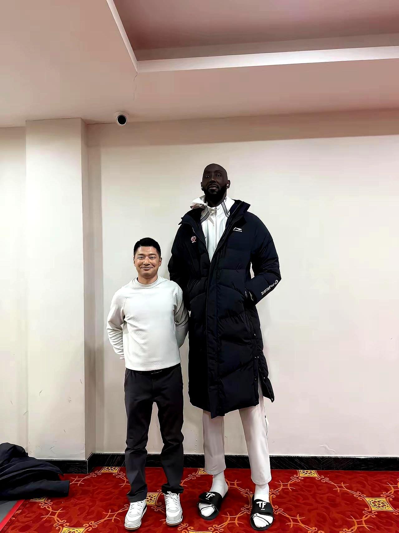 这事儿得这么看。刘翔1米88，够高了吧？但往2米29的姚明身边一站，立马就显得小