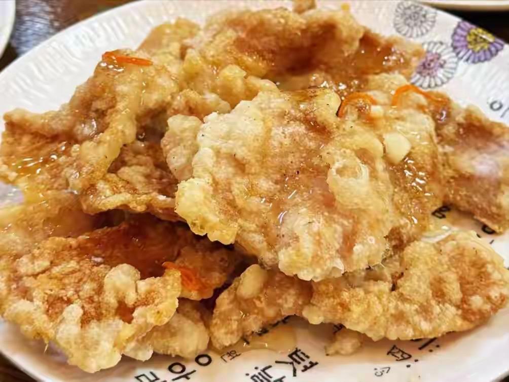 外地人最爱吃的8道东北菜，下馆子必点，你吃过几个1、锅包肉2、东北大拉皮