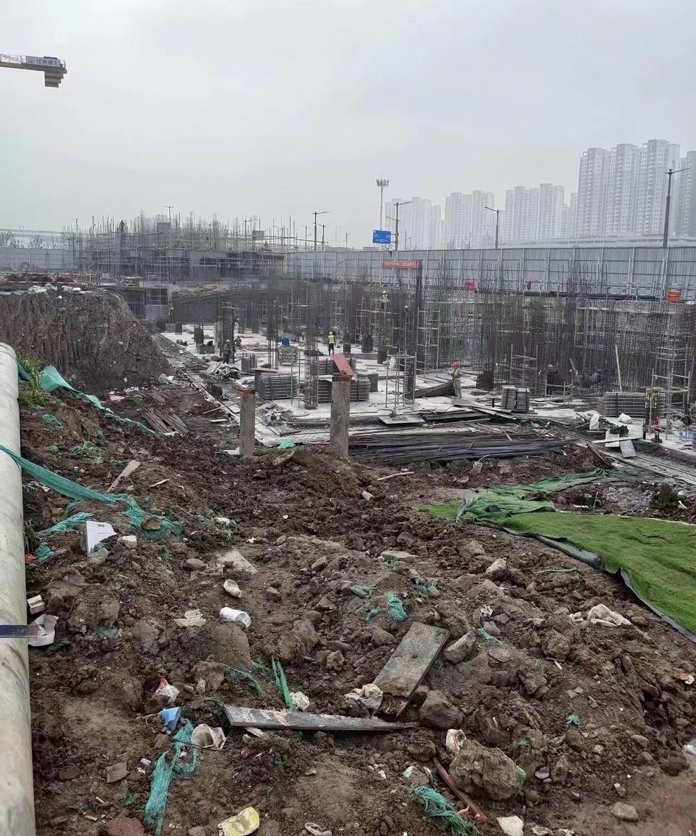 工人没戴安全帽被罚款500第二天，工人抢项目部的饭吃工地安全一直在宣传。