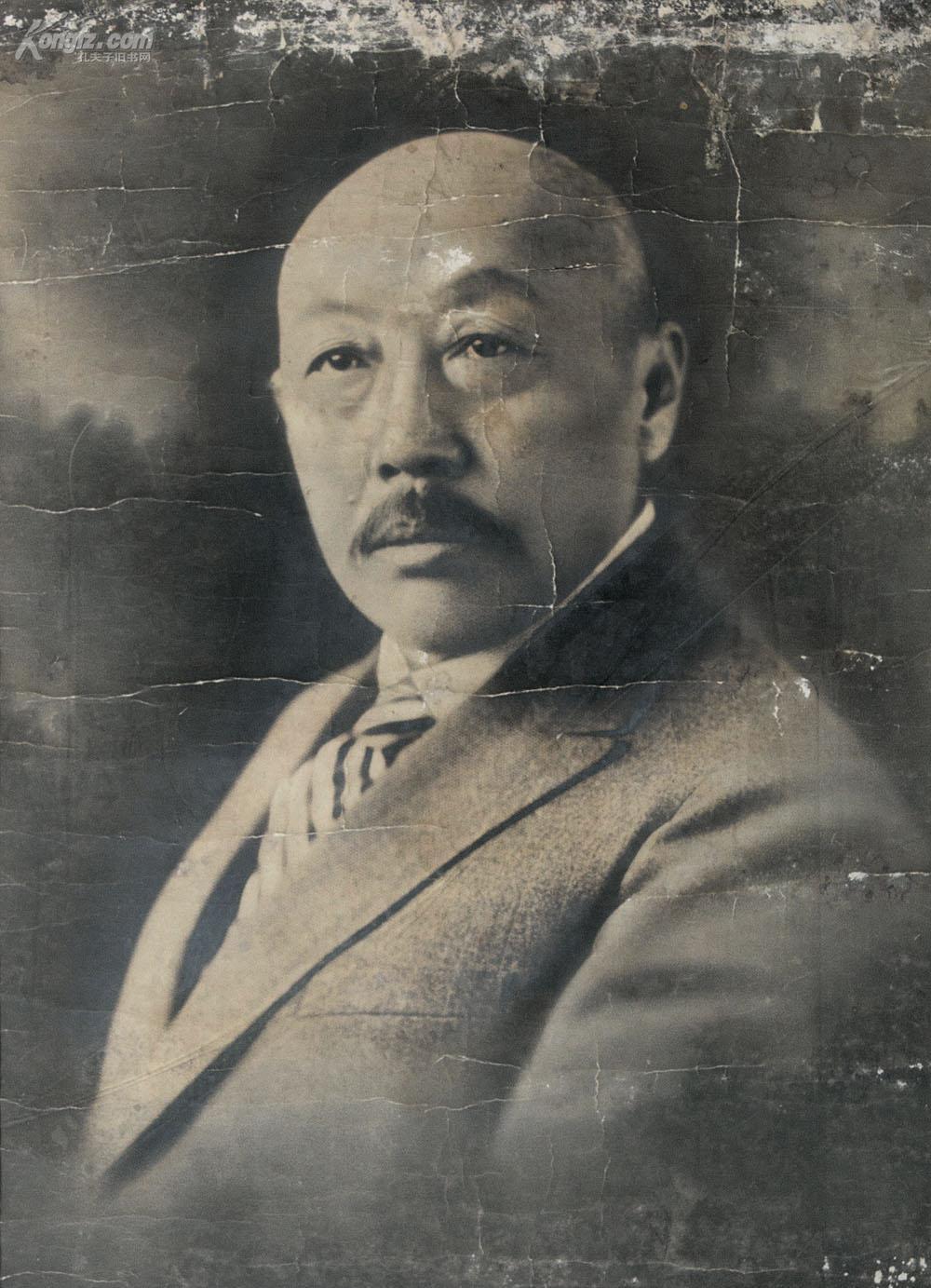 1950年8月，抚顺战犯管理所铁门外，70岁的汉奸张景惠被押下车，一眼看见穿解放