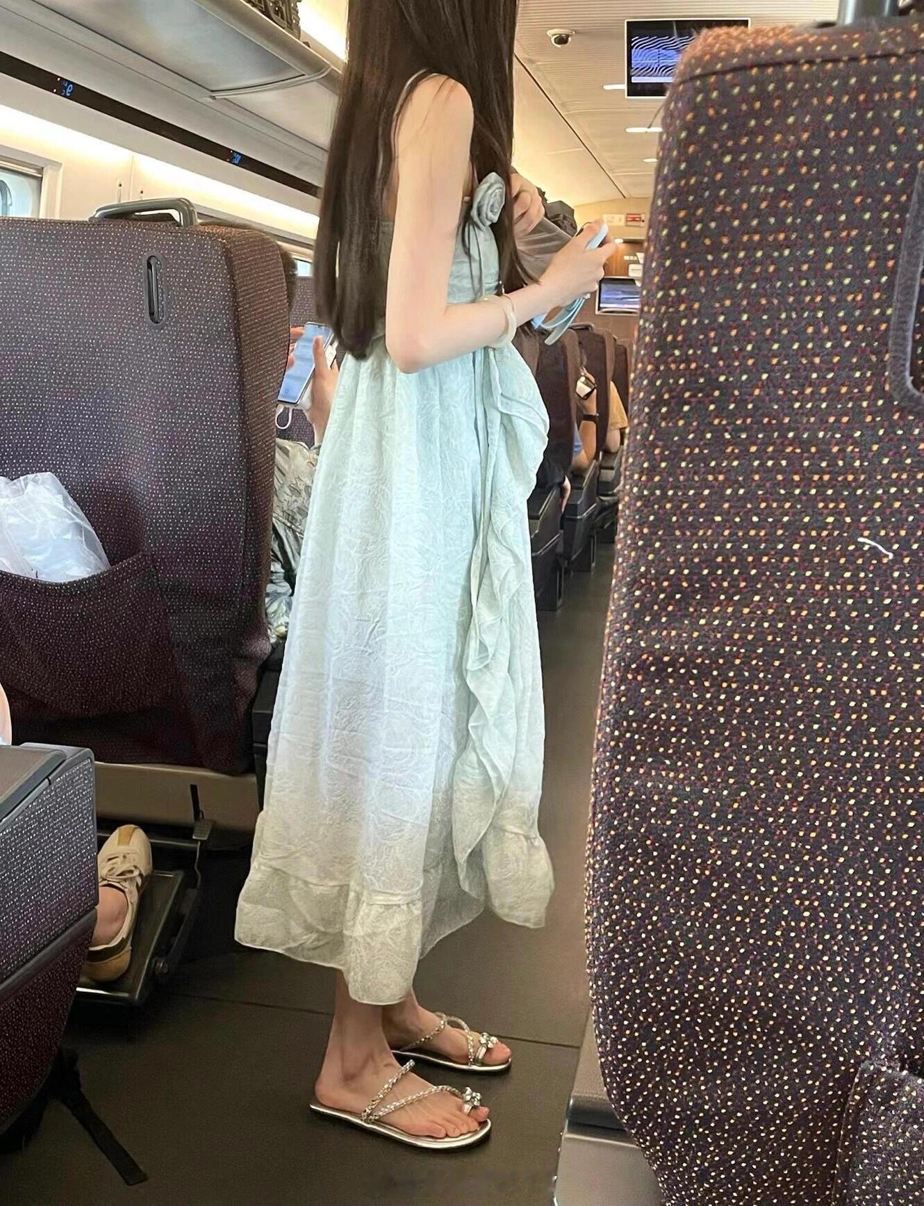 我去！高铁上看到的！！坐高铁去旅游，被刚上车的这位小姐姐的鞋吸引到了，水钻凉鞋➕