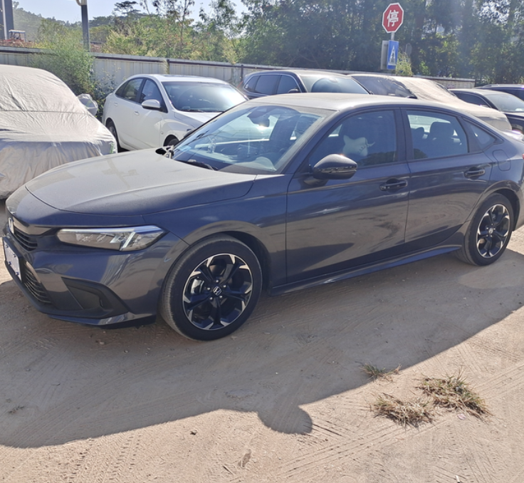 刚买的思域燃动前机盖缝隙这么大小白提新车一个月，吃灰中！今天发现动前机盖左边的