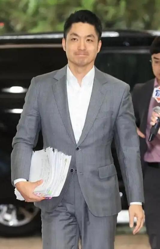 蒋万安被“逼”得亮出了底牌！很多人以为，郑丽文祭拜吴石将军，只是一次寻常的“历史