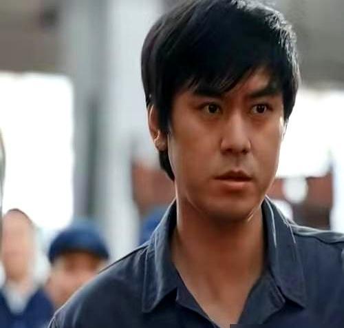 一个普通女工敢指着厂长鼻子拍桌子，厂长非但不怒，还乖乖把绝密高考资料塞进她儿子包