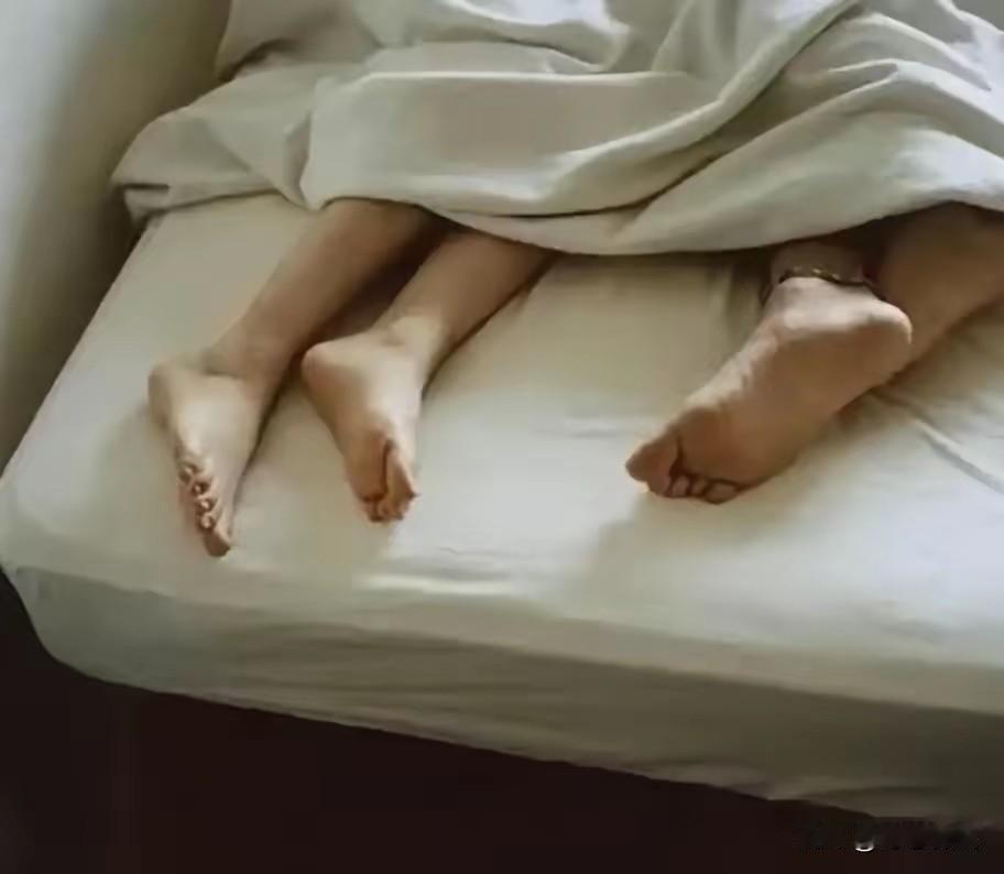 河南，一大爷上午来到情人家里，与情人发生了关系，但事后却突然晕倒。情人瞬间慌了神