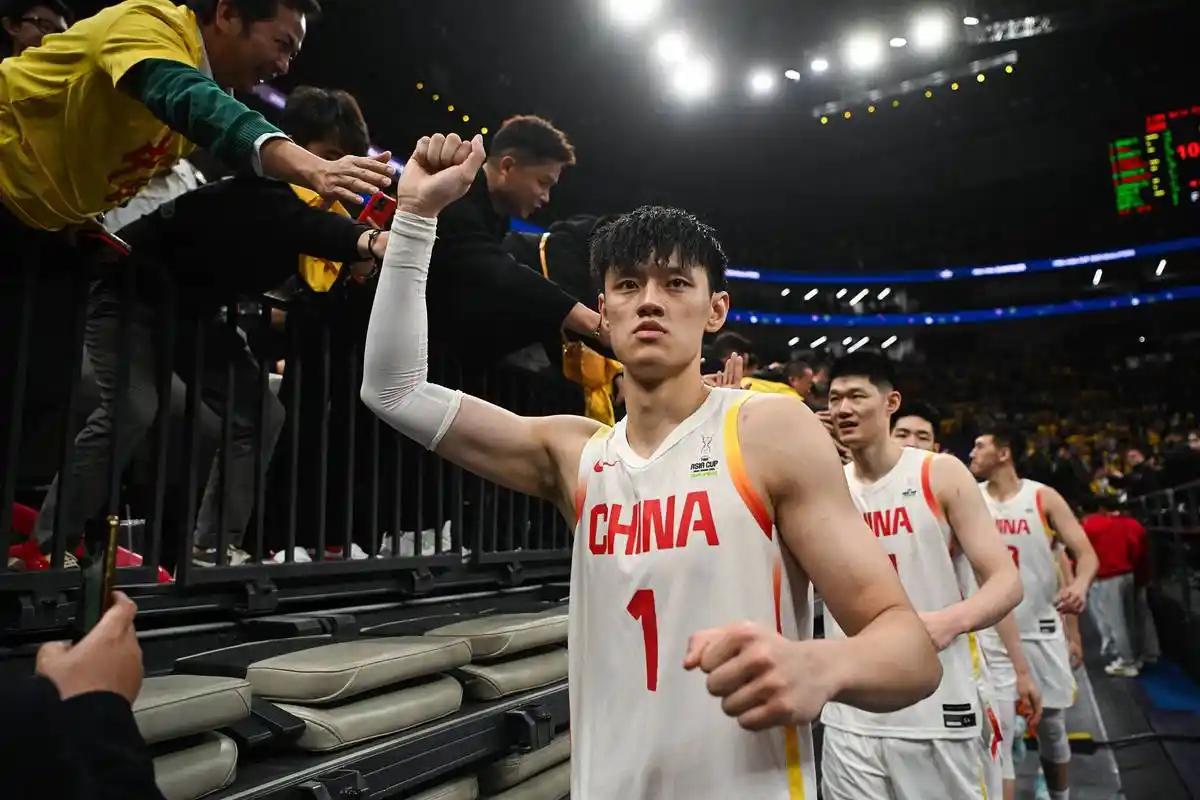 大胜悬了？CCTV5直播，下午3点，中国男篮vs沙特冲四强，存一隐患我认为，