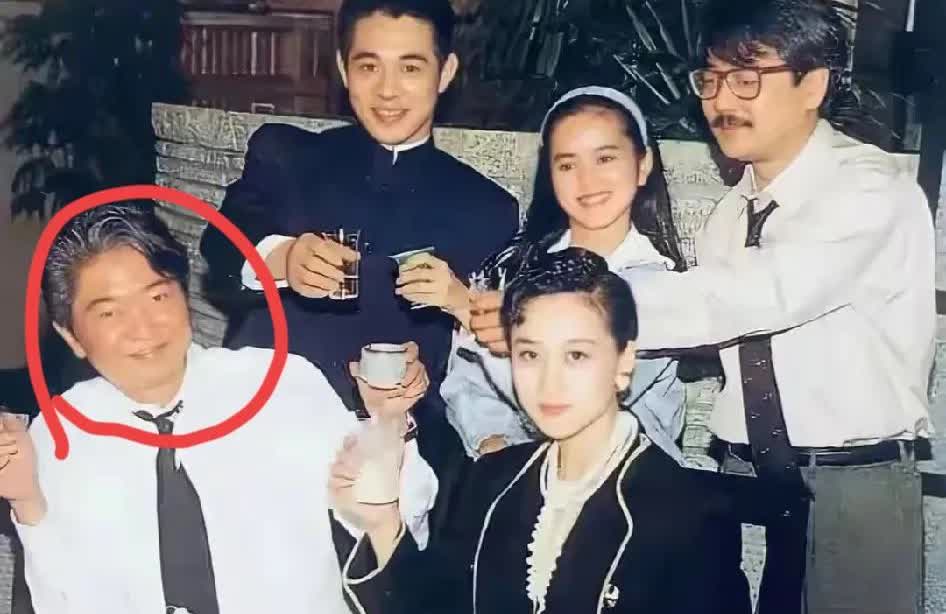 这是上世纪八十年代蔡澜和利智、陈自强、李连杰和叶蕴仪一起小聚时的合影旧照，原来他