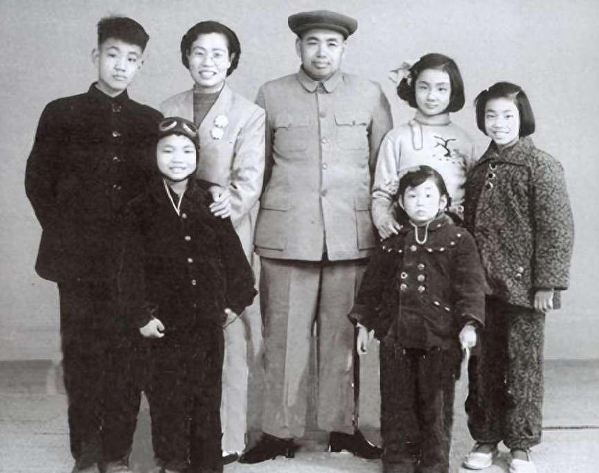 田普比许世友小19岁，为他生下6儿女，晚年却和无血缘的孙女生活“老许，北京协