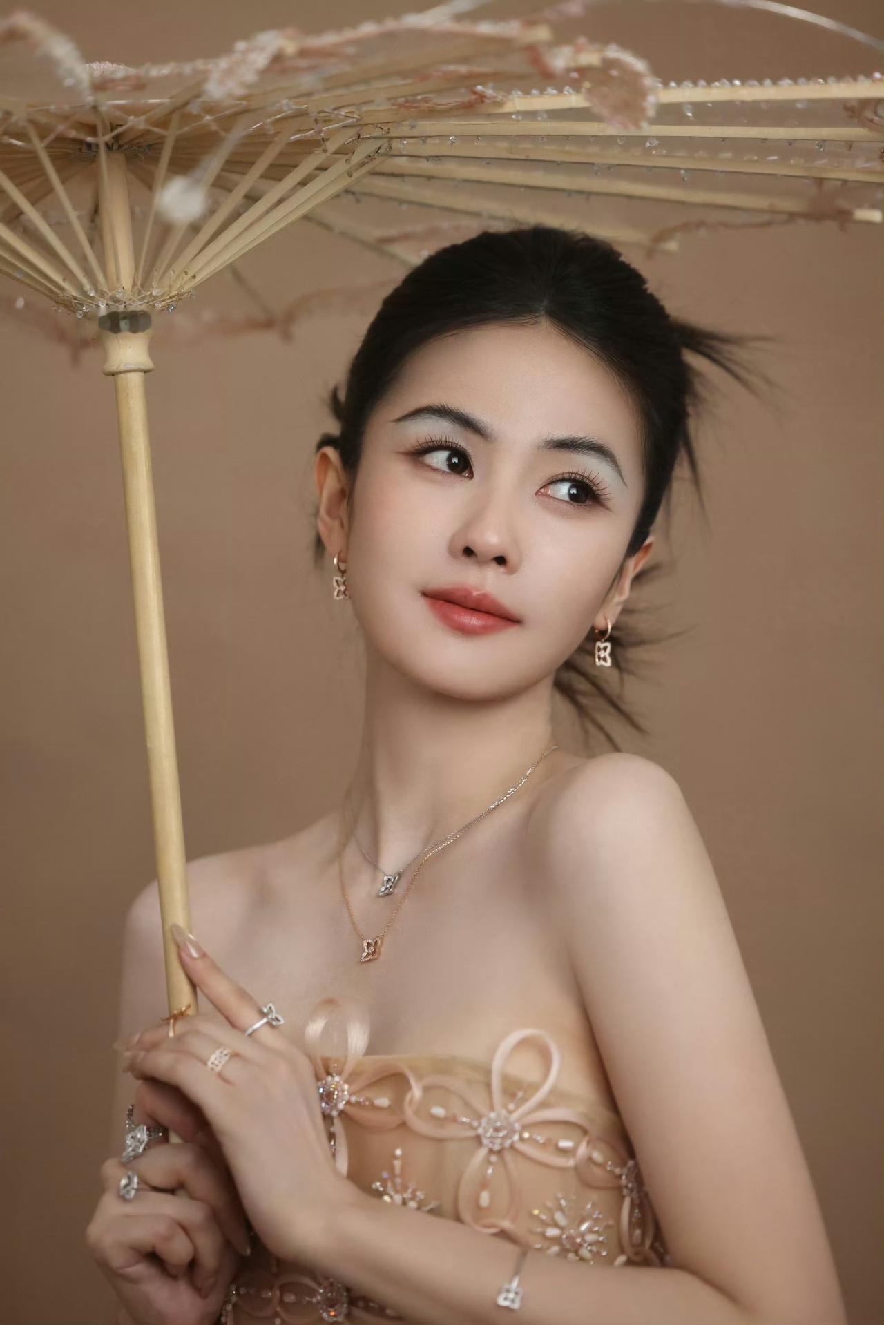 白鹿的这身新中式写真，你觉得几分甜？这种温婉又带点清冷的新中式风格。浅色