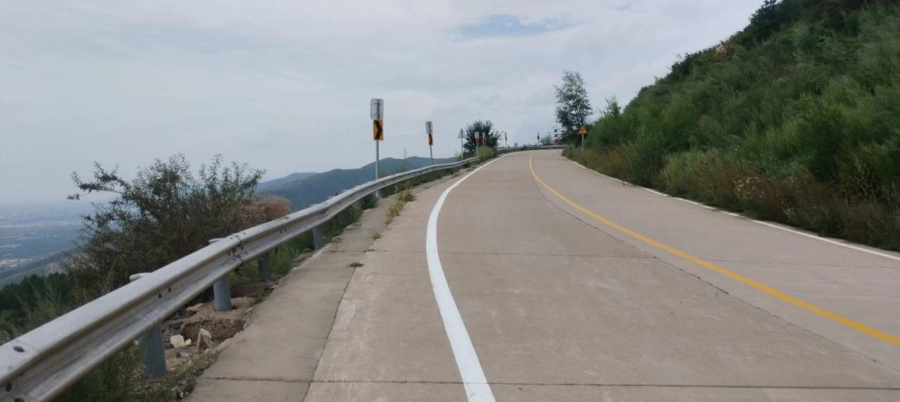 公路上油漆的线，遇水非常滑