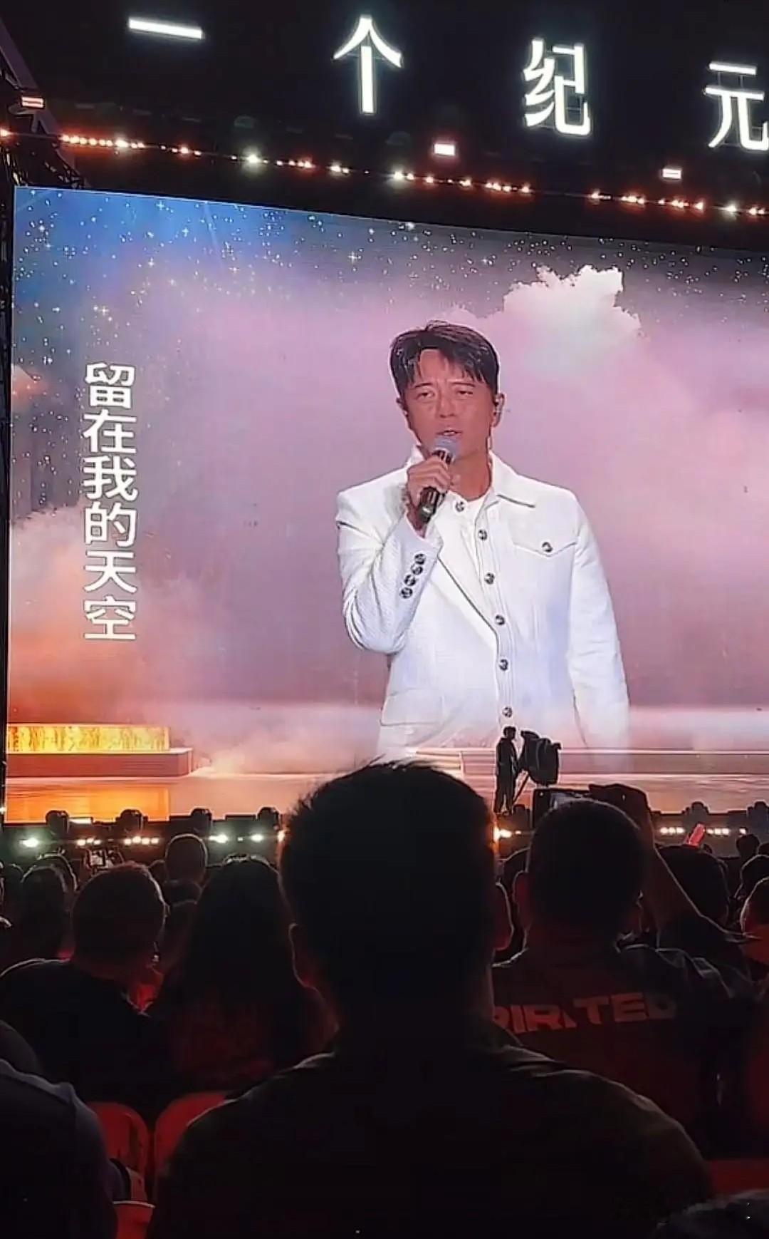 我问了做演出策划的朋友，李克勤迟到两小时这件事，到底算不算失职。他沉默了一会说：对比大多数明星的临场