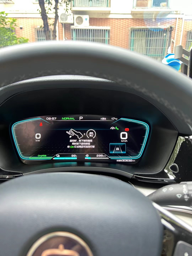 充一晚上电到99，结果显示电池没电。早上起来挂不了挡，结果等一会显示没电了，才