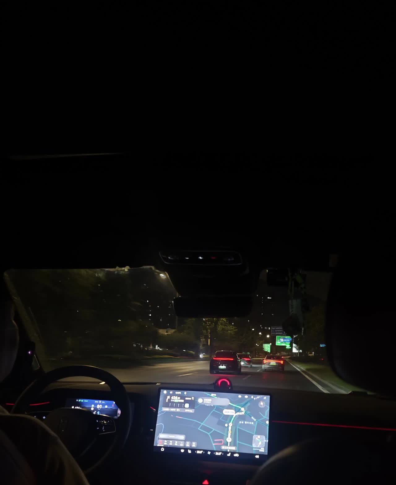 今天顺风车打到一辆问界M7，第一次坐华为系的车，一个字，绝！乘坐体验真的绝了！