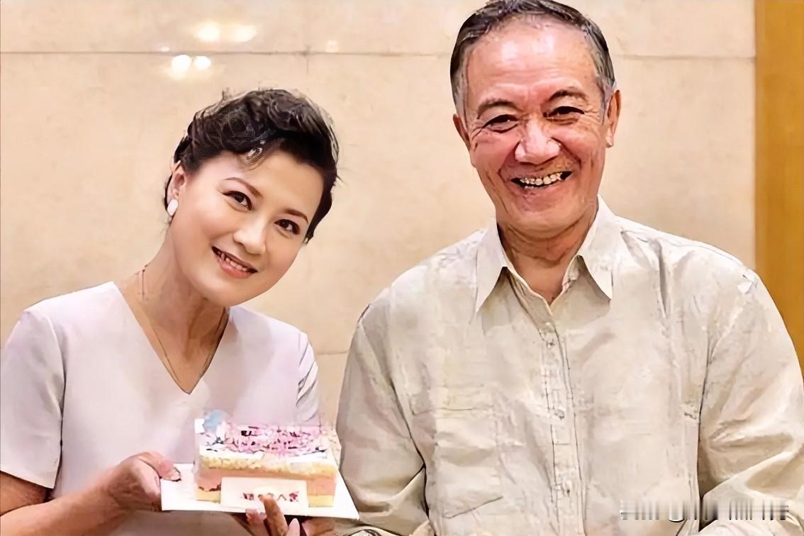 很般配的“老戏骨”夫妻，在一起23年，没有一点绯闻！李幼斌“满面红光”笑起来