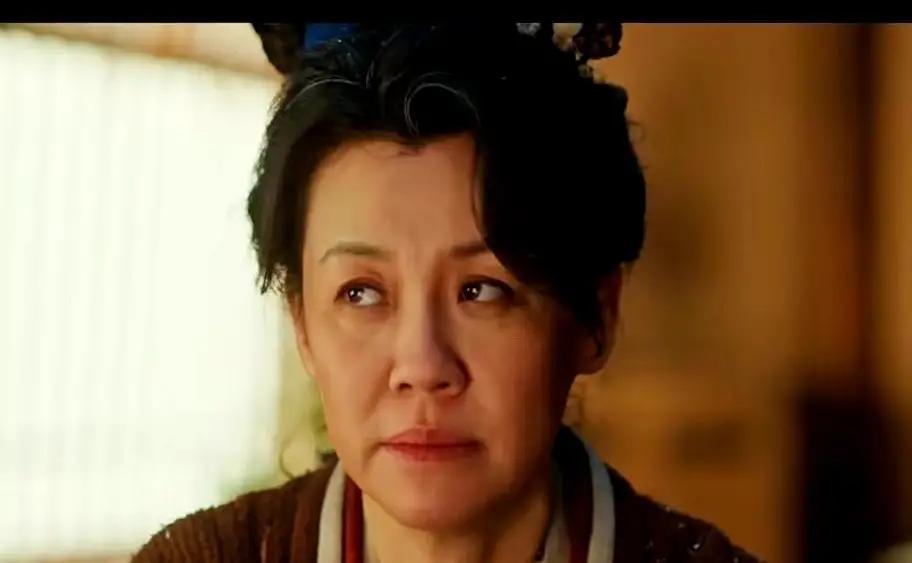 《逐玉》里藏着个细思极恐的细节——赵大娘端野栗子汤那天，灶台上的铁锅边沾着三粒米