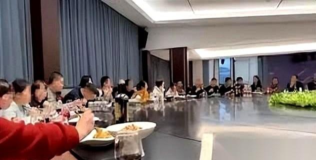 宁波这家公司的年会，推开门那一瞬间，在场的打工人估计都得愣三秒。我勒个去。这