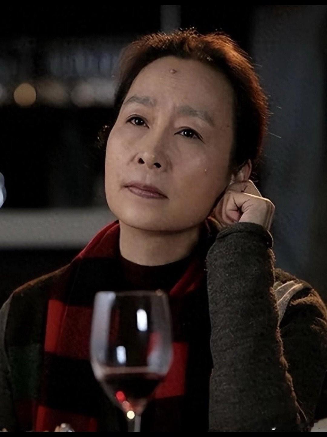 向太拉家常惹祸了不奇怪王家卫七嘴八舌塌房了也不奇怪奚美娟这个老戏骨，和前面两