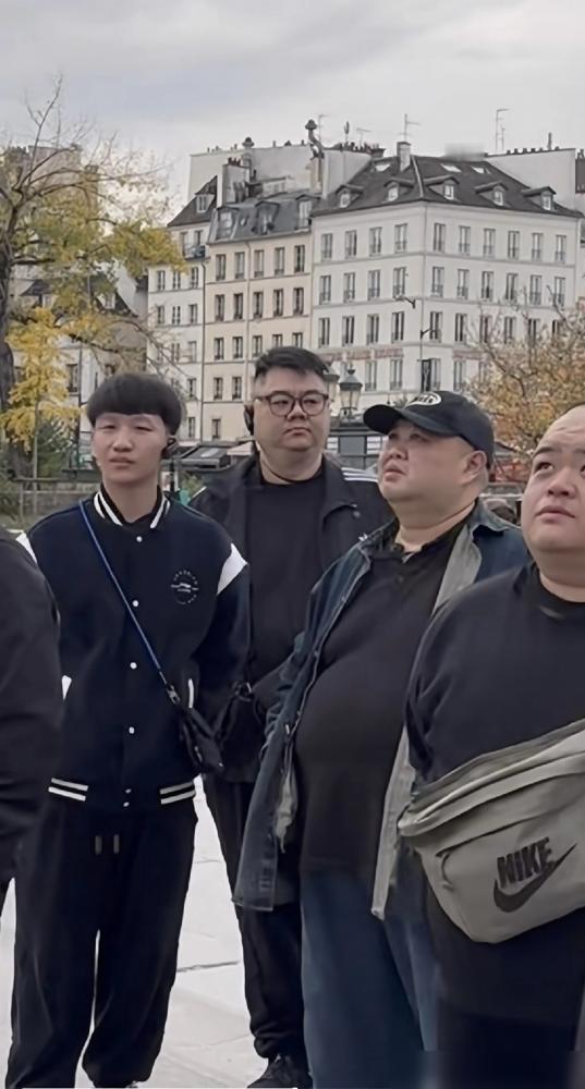 刚到巴黎的岳云鹏孙越，准备说相声了，无修图下两位都有点沧桑，孙越的肚子是那样的，