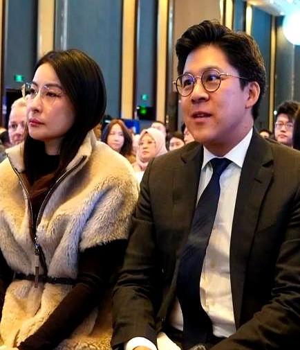 郭晶晶霍启刚又在哈尔滨合体了。郭晶晶穿了件浅色的环保皮草，披着长头发，看着人