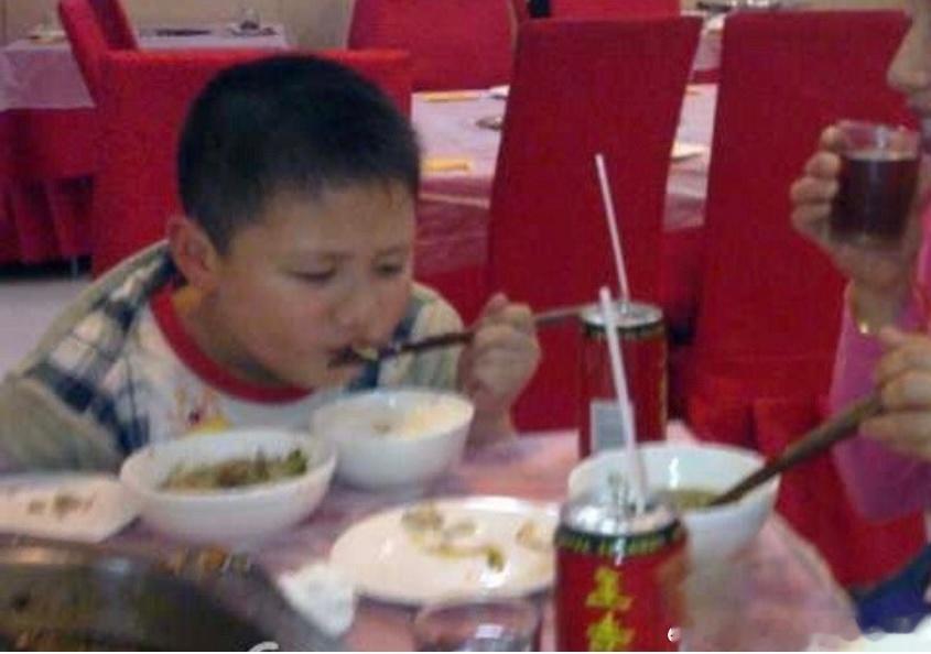 这完全就是猪咪怎么会这么像表情和动作都一样，连小平头都一样