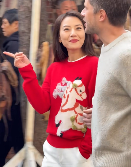 高圆圆和国外博主路边节目录制，侧脸好美。高圆圆和一位美食博主路边录制，穿着红色