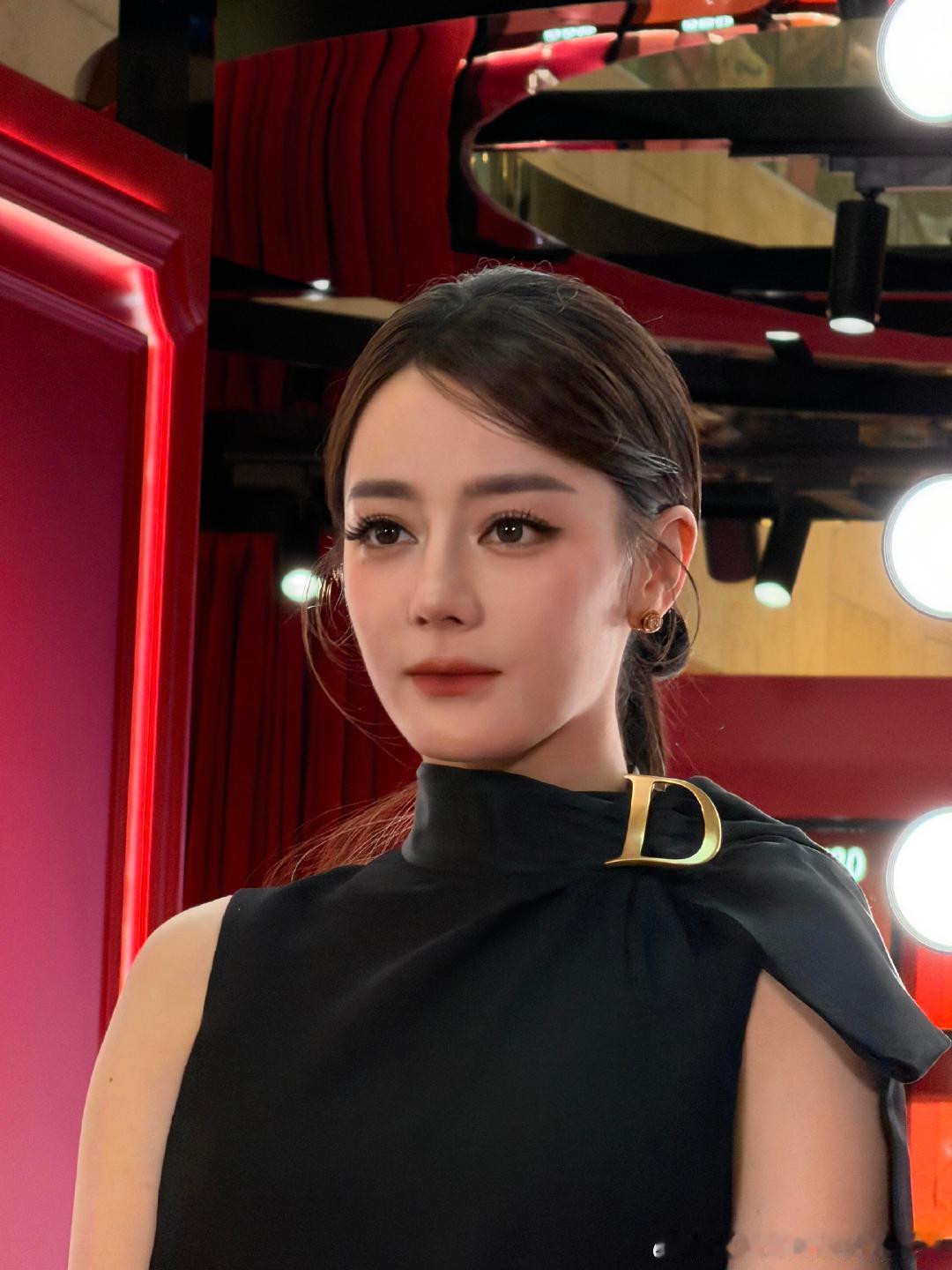 杨幂迪丽热巴线下生图杨幂迪丽热巴线下生图，好绝美的两个人，好权威的两张面孔杨幂迪