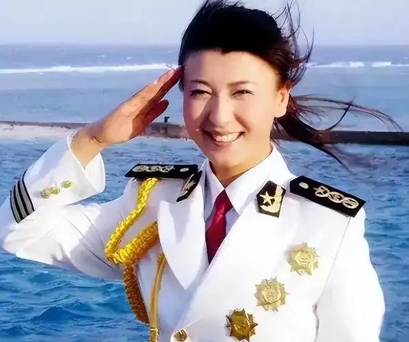 最近演员闫学晶被骂惨了，事情的原因就是，她在直播间说自己儿子，现在过的特别艰难，