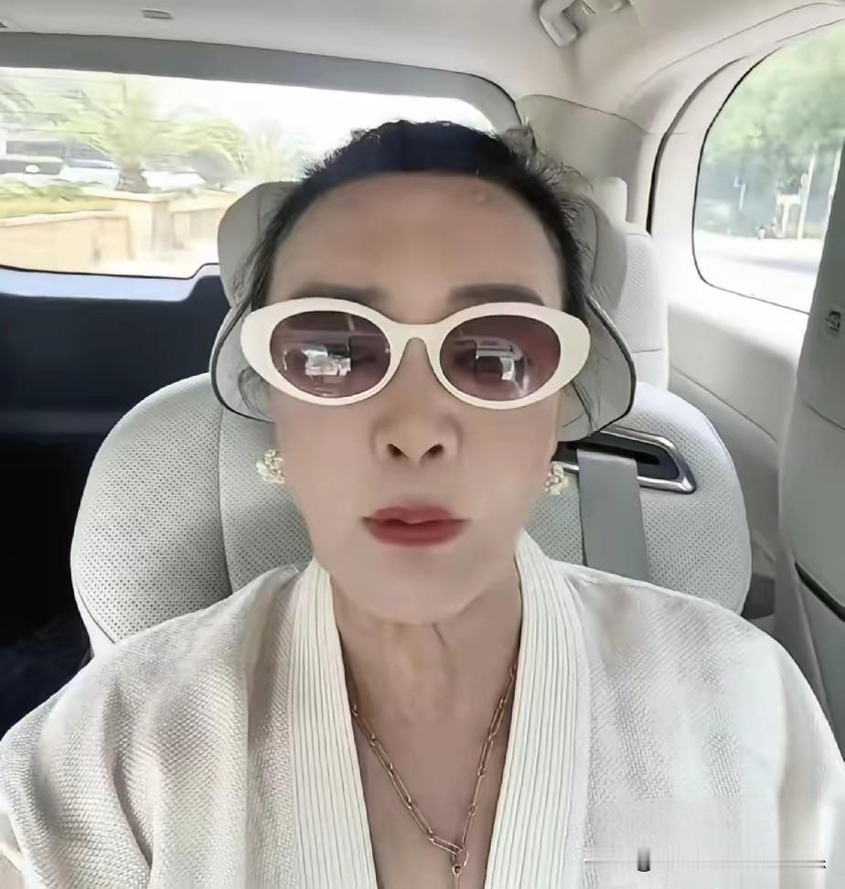 张兰一说话就让人心情不爽压抑，破坏气氛，马晓梅一说话世界充满爱，要不得汪小菲和孩