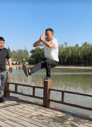 谁让你把脚伸那么长了，为了拍个视频，也是花了代价了！[捂脸哭]