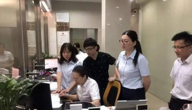 2015年江苏刘先生在整理母亲遗物时，竟然发现一张600万元的存单，就在他兴高采