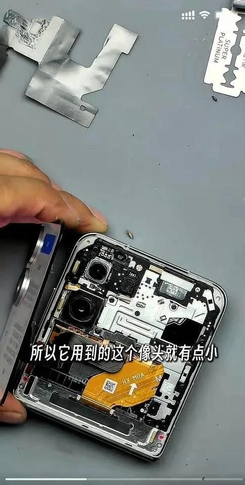 杨长顺拆开小米折叠:“主板结构变化不大，散热做了加强，外壳更加的坚固！”他边