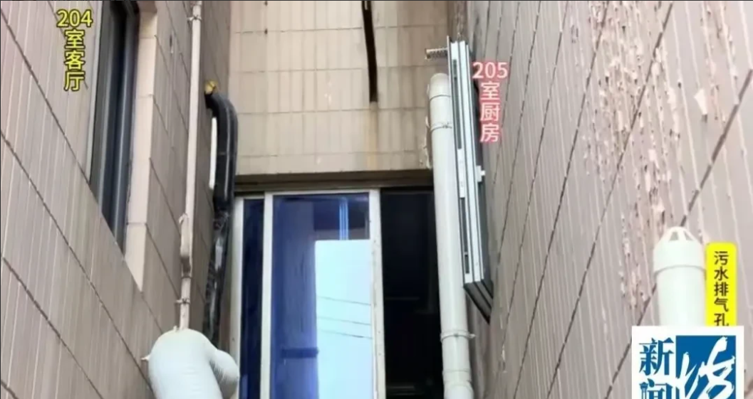 上海虹口区兴华小区出了件闹心事！204室的陈女士说，一个月前物业把整栋楼03室的