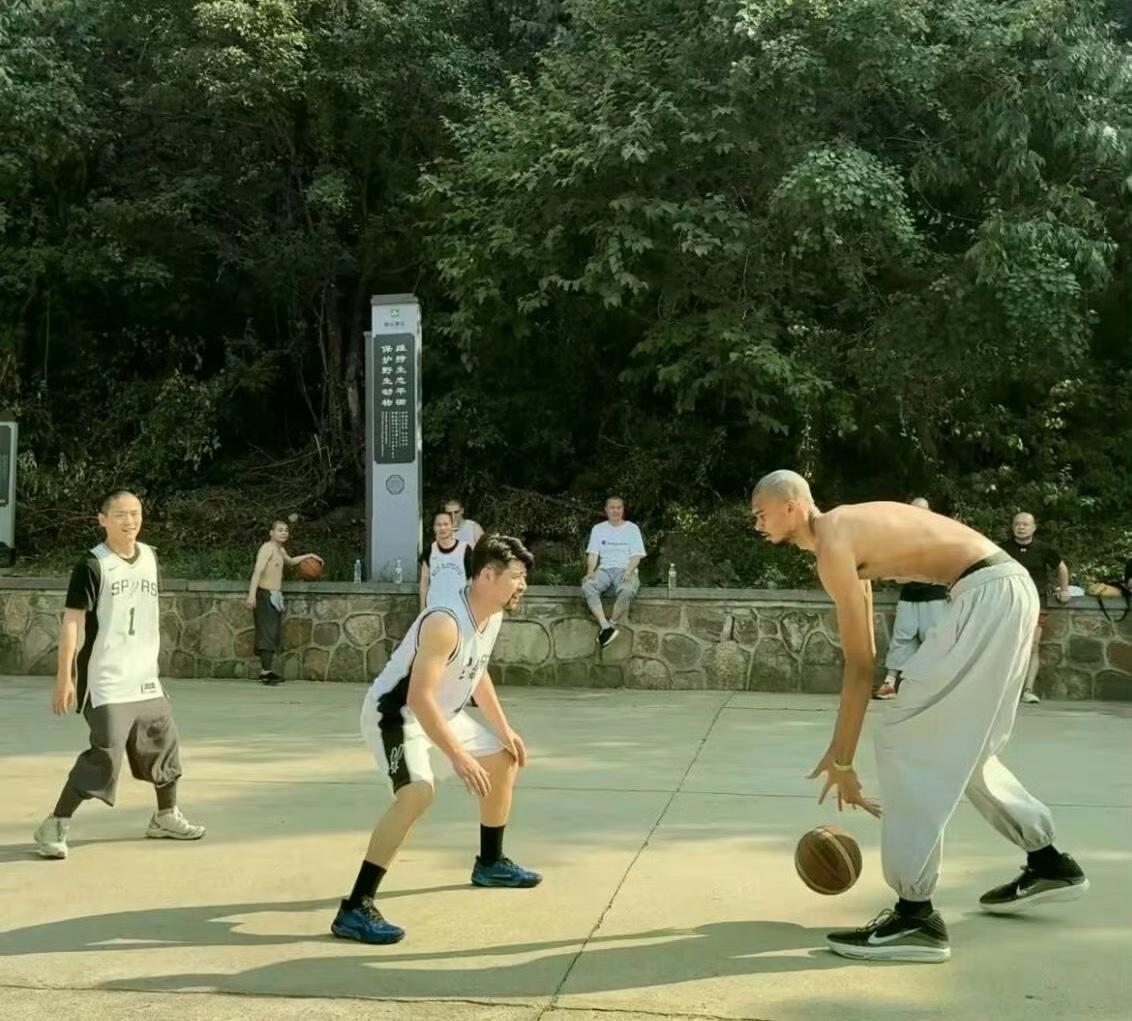 文班亚马身在少林心在外，这样的修行会有效果吗？近日，身处少林寺修行的NBA球员