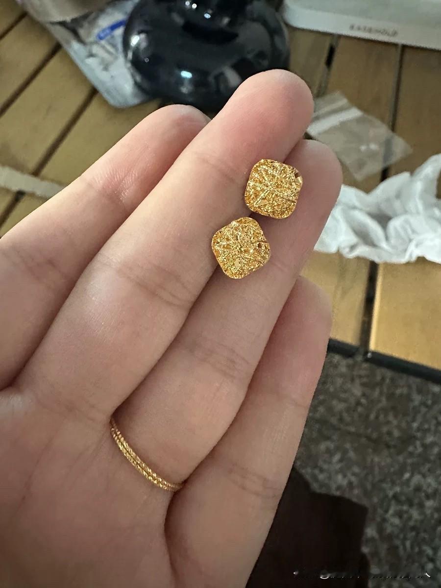 千万不要戴金子了，假的都不行！​下午接孩子，听到好几个大妈在争辩，现在金价这么