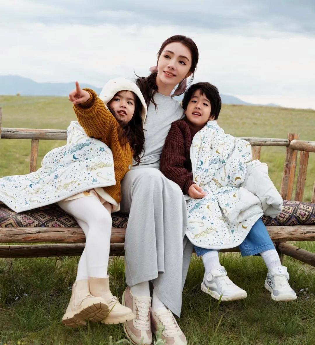 麦迪娜携儿女回新疆拍大片，画面美得像童话！母子三人同框，颜值直接拉满，麦迪娜精致