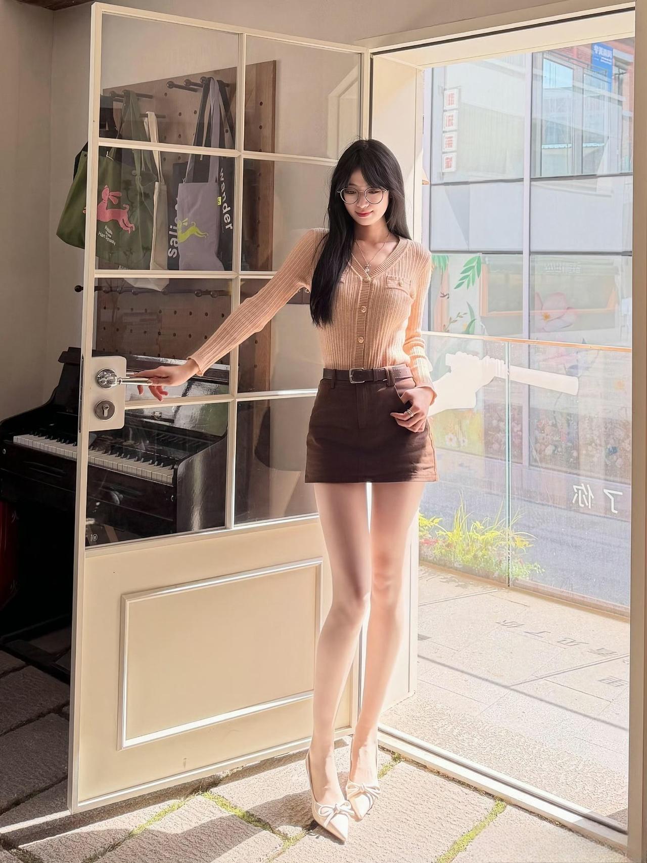 这套是“温柔甜系轻熟风”穿搭，暖色调搭配特别显气质：-上衣选了浅杏色V领