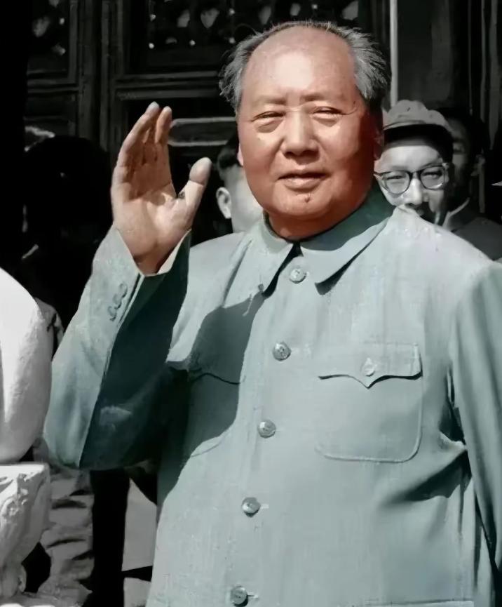 为什么有一些人，在战争年代对毛主席无比崇拜，建国后却对他不满？因为毛主席没有让他