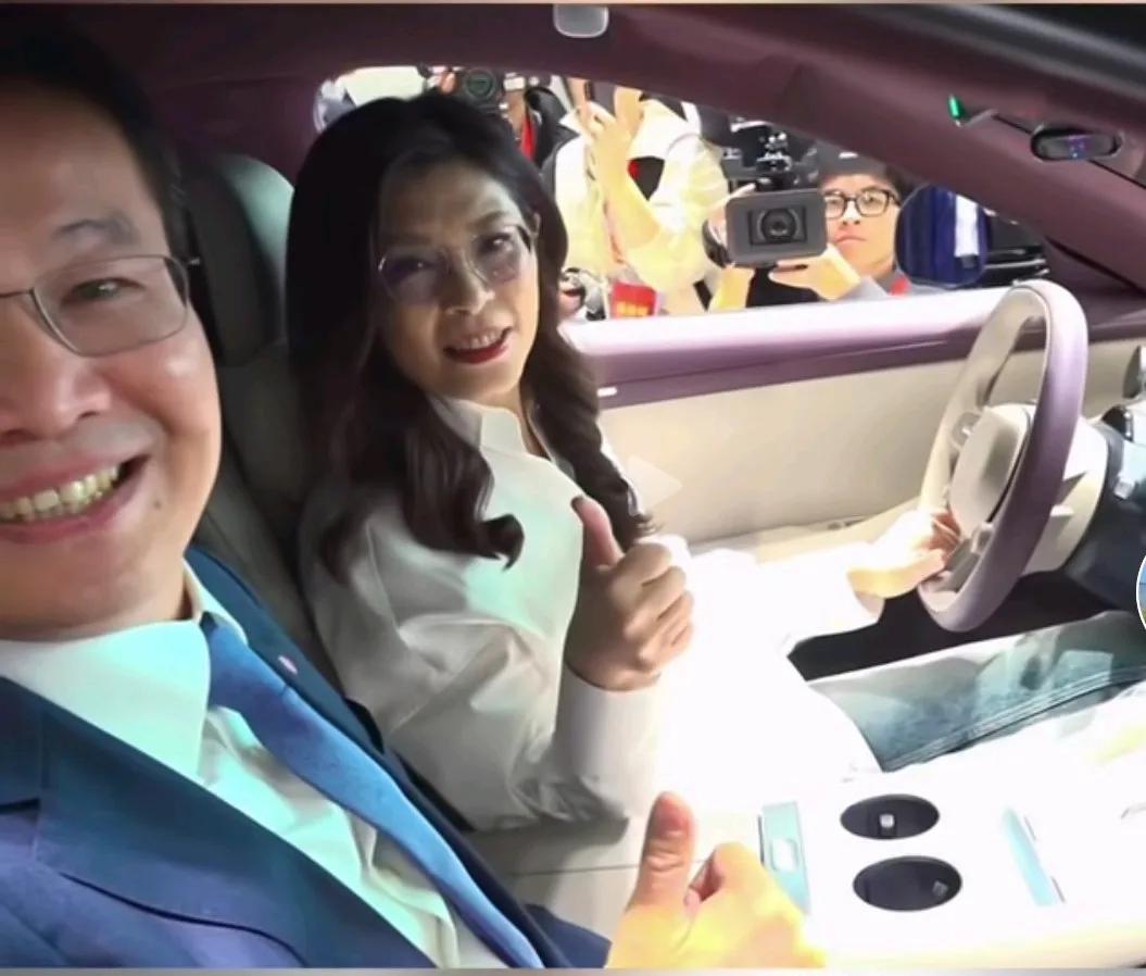 4月12日，郑丽文访问大陆最后一站，参观小米汽车工厂。上车试乘小米汽车时，不断伸