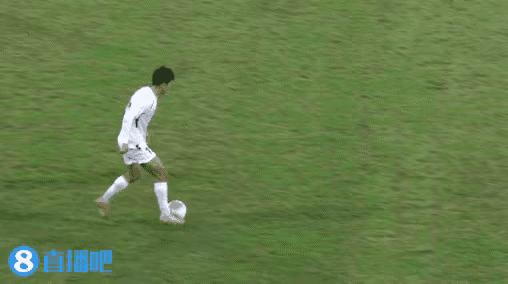 美甲长发“硬汉”又犯规被红牌罚出场，真是死性不改啊！只见他抢不到球，竟然恼怒成