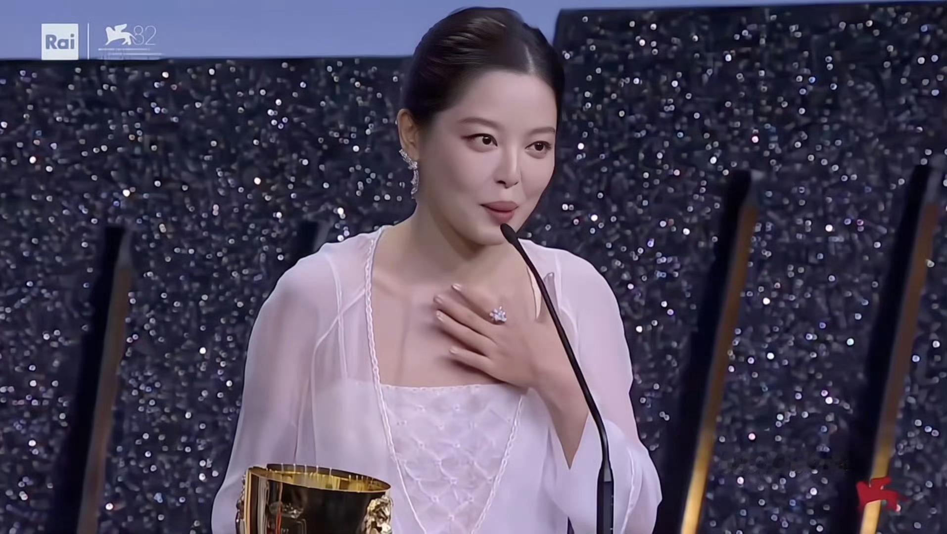 辛芷蕾哽咽说妈妈你看我的奖杯“妈妈你看🥺”果然无论多大取得成就的第一时间还是想