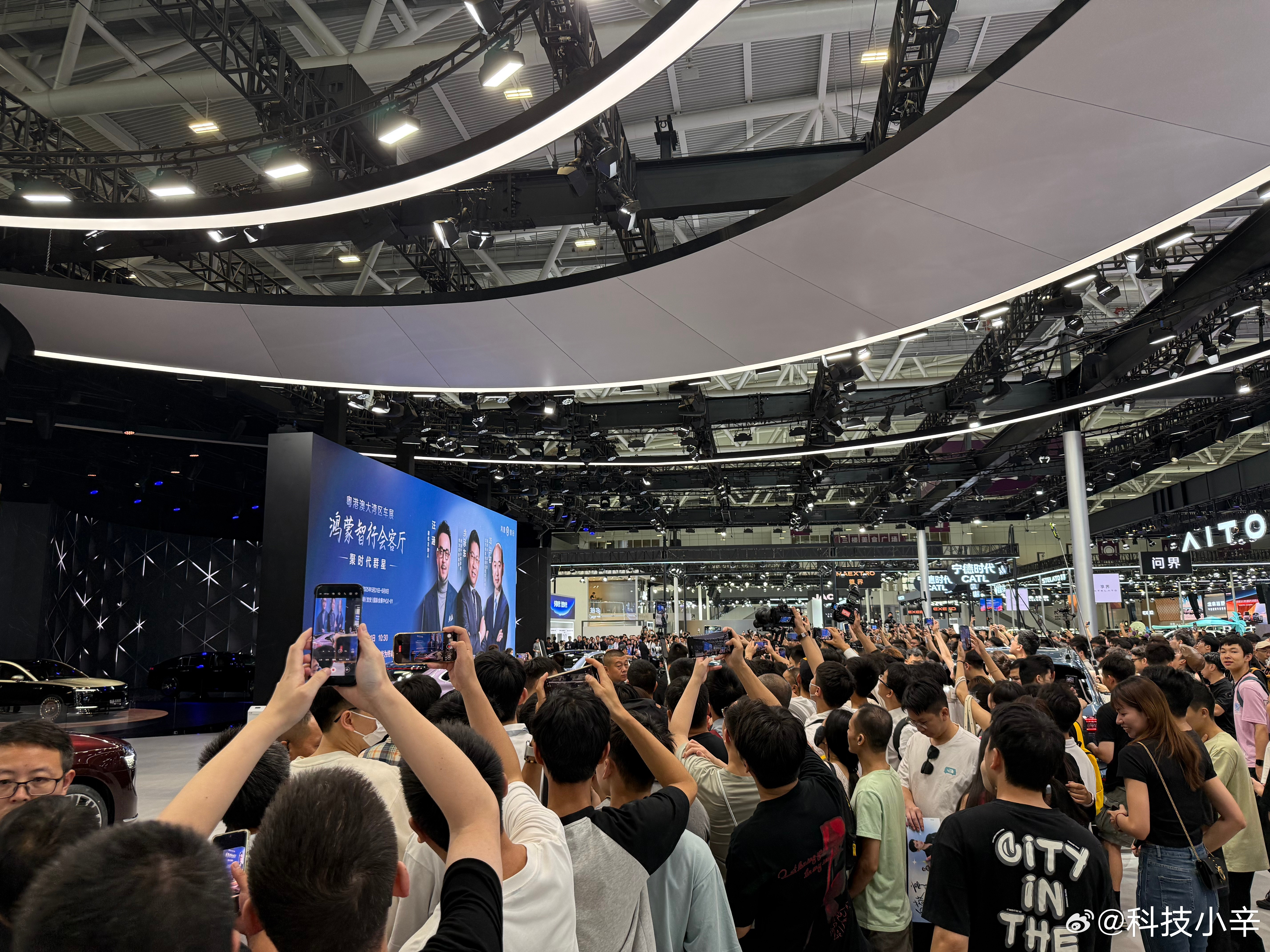 余承东称尊界带汽车链高端化今年深圳车展，鸿蒙智行太气派了，直接包馆。除了鸿蒙智