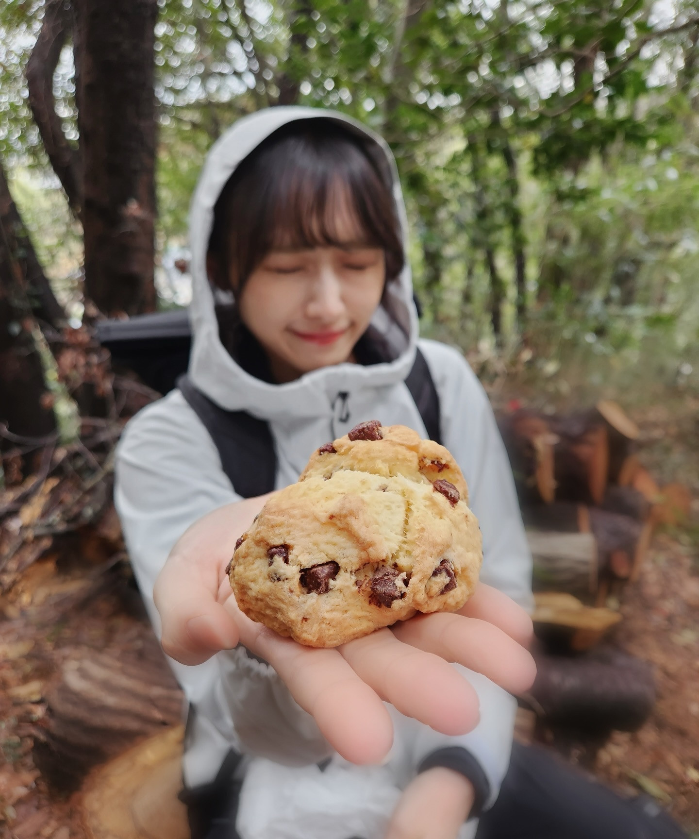 渡辺梨加「近くの山お散歩してパンたべた🍞雨の日の森はいつもよりいい匂い🌿」