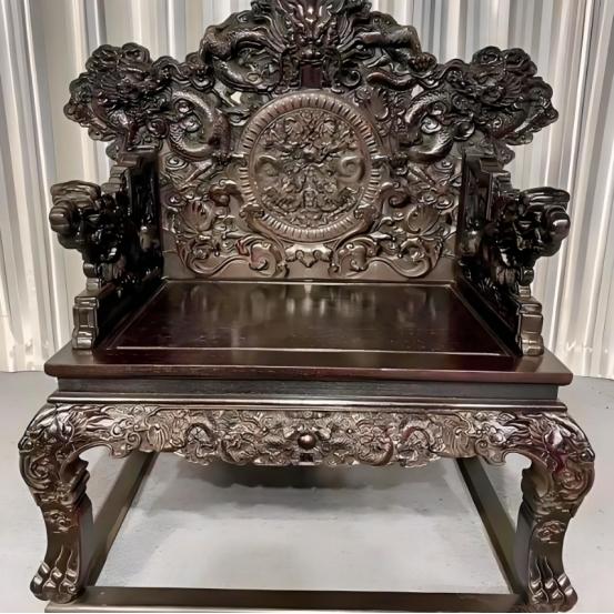 紫檀为什么那么贵？紫檀是一种木材，主要产自印度，长的极慢，几百年才能成材，其质地